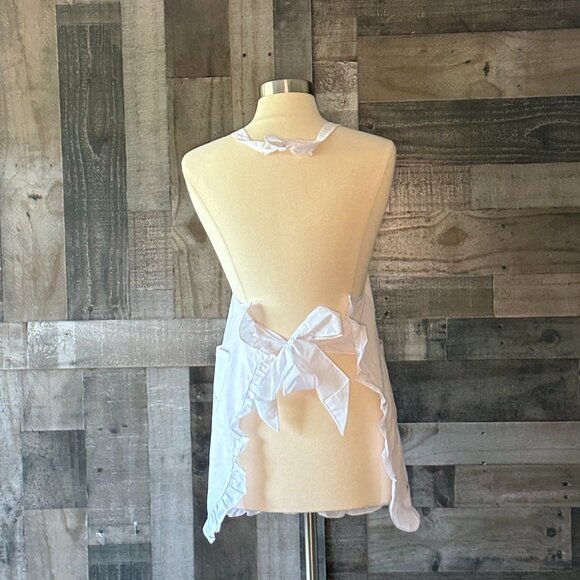 Beautiful handmade white apron ruffles floral embroidery strawberries feminine - Picture 8 of 11